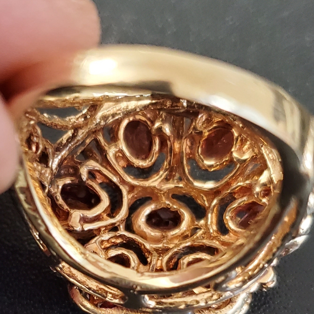 Watch Video / Heavy 14K Gold Garnet Ring: A Burst of Radiant Luxury - Picture 11 of 17